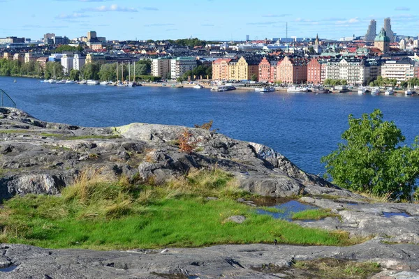 Piękne Ujęcie Jeziora Otoczonego Kolorowymi Budynkami Szwecji — Zdjęcie stockowe