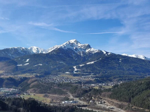 Fascynujący Widok Pięknych Pokrytych Śniegiem Gór Budynku Skoczni Narciarskiej Innsbruck — Zdjęcie stockowe