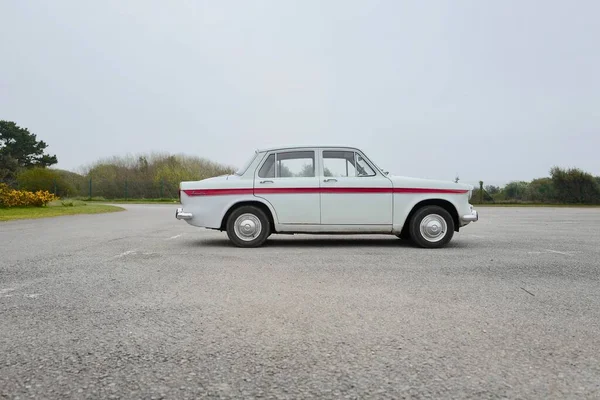 英国朴茨茅斯海岭岛上一辆红色线的经典白色轿车的照片 — 图库照片