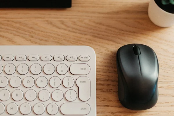 Uma Vista Superior Escritório Com Uma Mesa Teclado Branca Rato — Fotografia de Stock