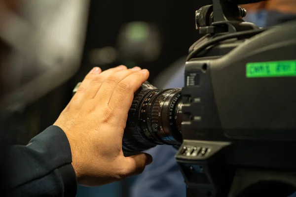 Eine Hand Korrigiert Den Fokus Auf Eine Broadcast Kamera — Stockfoto