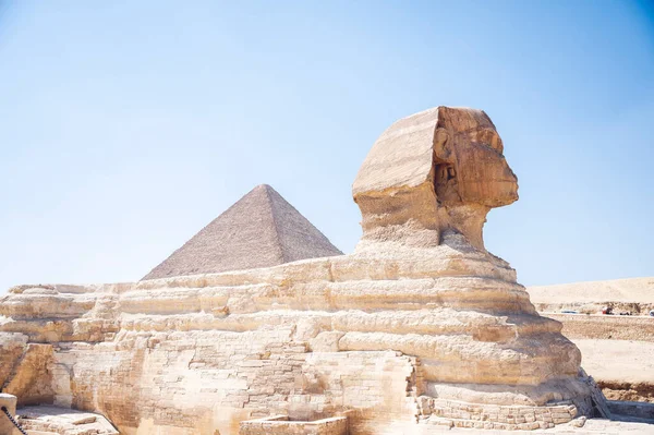 エジプトのカイロにあるスフィンクスとカーフレの大ピラミッド — ストック写真