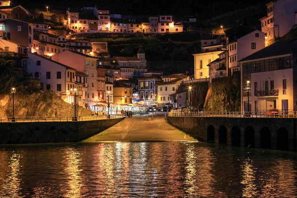 Hermoso Plano Del Pueblo Cudillero Por Noche Con Edificios Calles — Foto de Stock