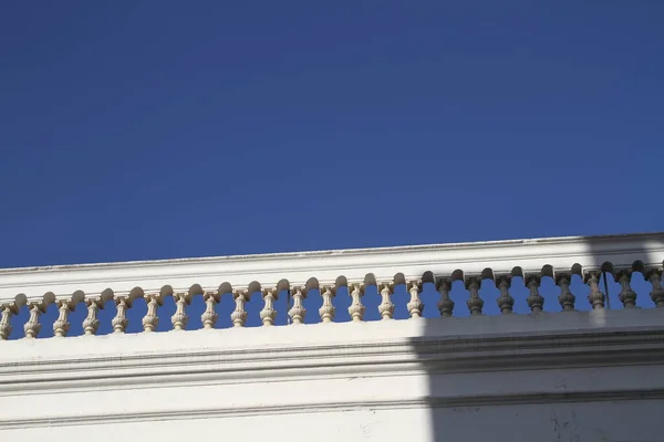 Ein Schöner Blick Auf Ein Weißes Altes Gebäude Unter Blauem — Stockfoto