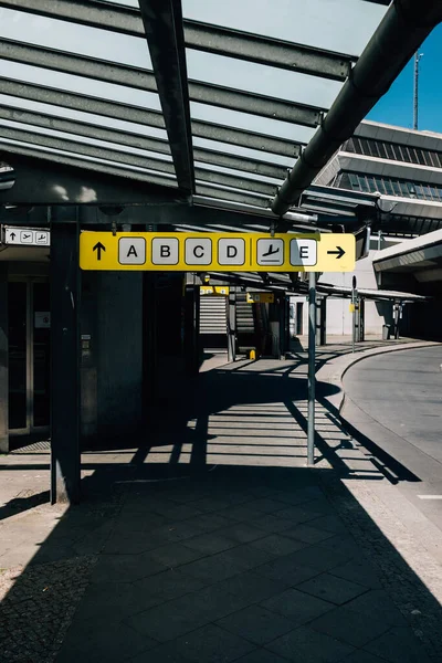 Tablica Symbolami Wskazującymi Drogę Terminali Lotniskowych — Zdjęcie stockowe