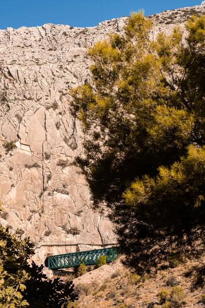 Tiro Vertical Uma Ponte Metálica Que Leva Túnel Grande Penhasco — Fotografia de Stock