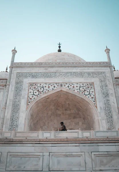 Niski Kąt Strzał Taj Mahal Rozciągacz Pod Błękitnym Jasnym Niebem — Zdjęcie stockowe