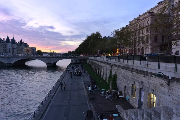 Una Hermosa Vista Del Puente Pont Change Por Noche París —  Fotos de Stock