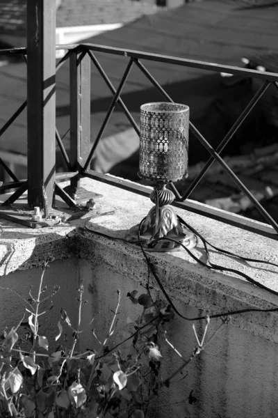 Fényszóró Függőleges Szürkeárnyalata Tető Korlátján Nappal — Stock Fotó
