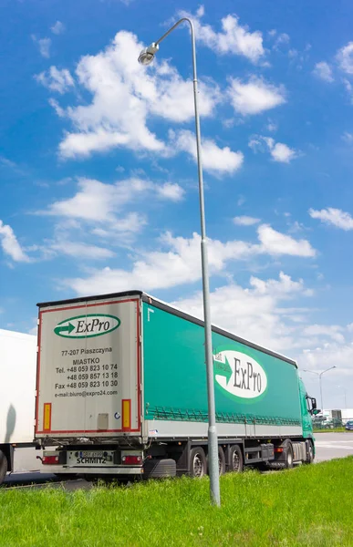 Primer Plano Camión Transporte Estacionado Poste Alta Lámpara —  Fotos de Stock