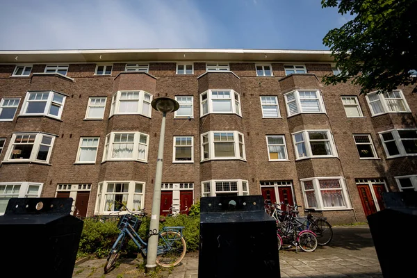 上个世纪荷兰建造的一种住宅 其前面停着自行车 — 图库照片