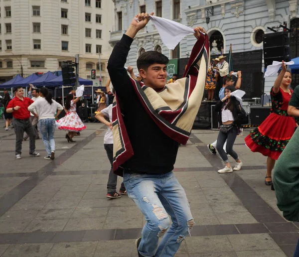Zbliżenie Ludzi Tańczących Tradycyjny Taniec Plaza Sotomayor Valparaiso Chile — Zdjęcie stockowe