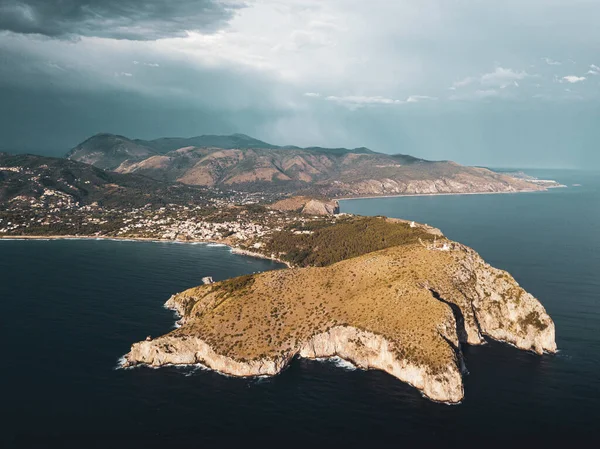 Ein Faszinierender Blick Auf Eine Wunderschöne Insel Unter Einem Großen — Stockfoto