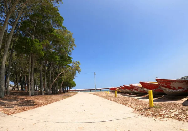 Chemin Terre Plage Entouré Quelques Bateaux — Photo