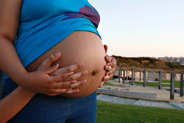 Primer Plano Del Vientre Una Hembra Embarazada Cogida Las Manos —  Fotos de Stock