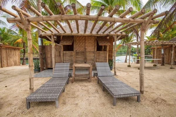 设有热带泳滩及甲板躺椅 供您休息 — 图库照片