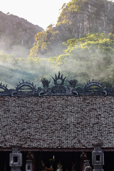 越南Tam Coc一座神龛屋顶上的金属饰物垂直拍摄 — 图库照片