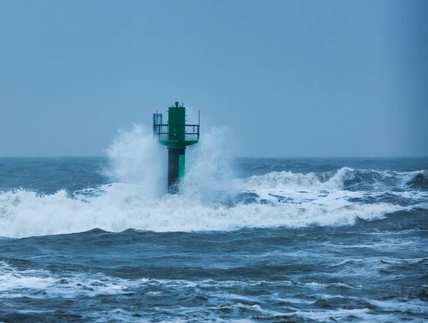 Denizin Dalgaları Tarafından Vurulan Bir Deniz Feneri — Stok fotoğraf