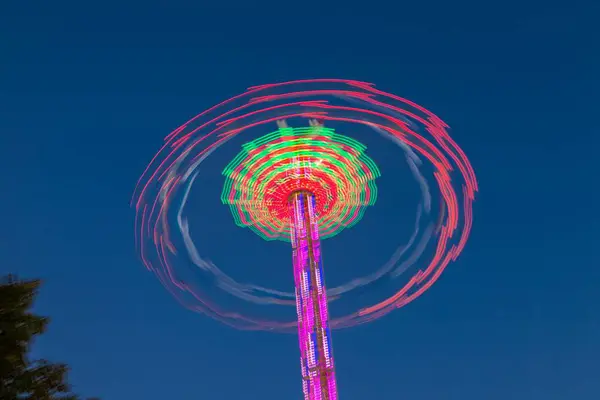 Lunaparkta Renkli Işıkları Olan Dönen Bir Atlıkarınca — Stok fotoğraf