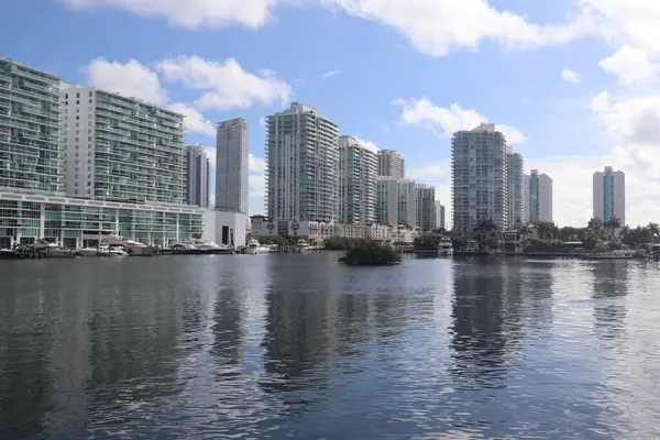 Famous Intracoastal Waterway Boats High Rise Buildings Blue Cloudy Sky — Stock Photo, Image