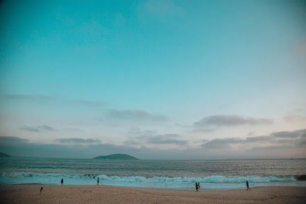 Uma Praia Ondulada Com Céu Azul Fundo — Fotografia de Stock