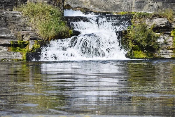 Ein Schöner Blick Auf Einen See Mit Einem Felsigen Wasserfall — Stockfoto