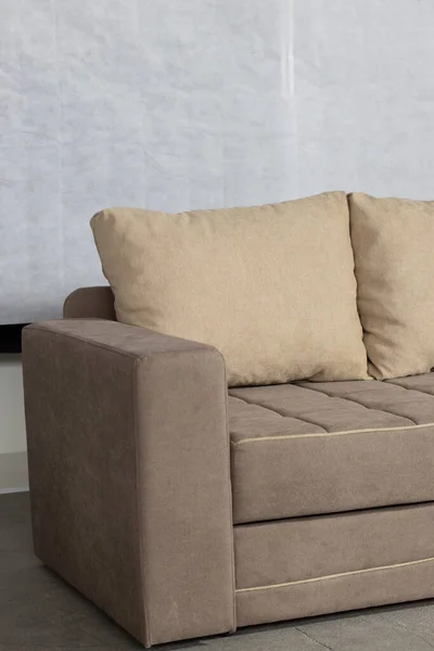 Sebuah Gambar Vertikal Dari Sofa Modern Dengan Bantal Sebuah Ruangan — Stok Foto