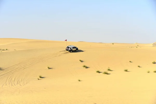Uaeの侵略者とアル マダム砂漠の周りのオフロードと砂丘のバッシングのショット — ストック写真
