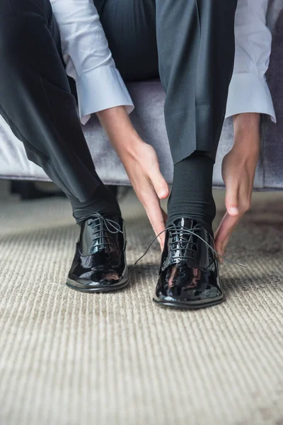Groom Wearing His Shoes Getting Ready His Wedding — Stock Photo, Image