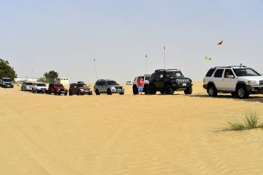 Al Madam çölünde BAE 'li yabancılarla bir off-road ve kum tepesi vuruşu.
