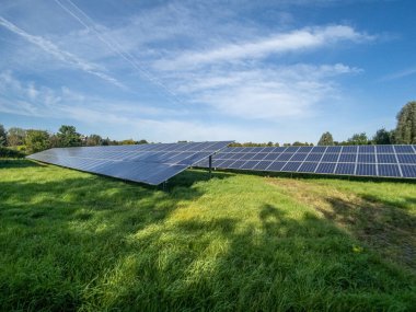 Bariyer ızgarası ve çiti olan bir fotovoltaik sistem