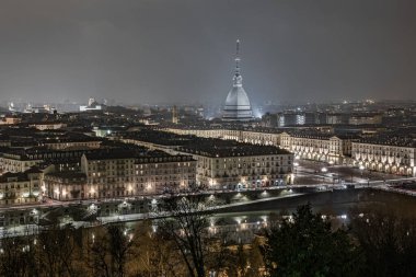 Kış boyunca yüksek Köstebek Antonelliana binalı Torino şehri