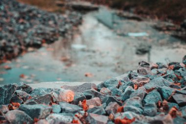 Nehir kenarındaki kayaların seçici odak noktası.