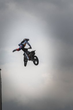 Milano 'daki Eicma fuarı sırasında havada akrobatik numaralar yapan pervasız bir pilotun dikey çekimi.