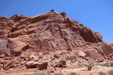 Utah, ABD 'de kızıl kayalık bir arazi.