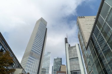 Frankfurt, Almanya 'da bulutlu bir günde gökdelenlerin manzarası