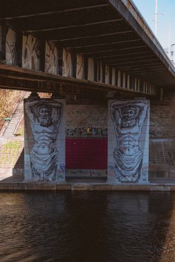Litvanya 'da Vilnius nehrinin yakınındaki köprünün altında güzel bir sokak sanatı manzarası.