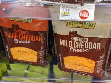 Dükkanda taze kekik dilimlenmiş çedar peyniri var..