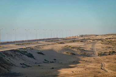 Yolun yanındaki ıssız alanın güzel bir görüntüsü.