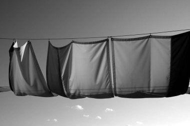 Gün ışığında çatıdaki perdelerin gri tonlu görüntüsü.