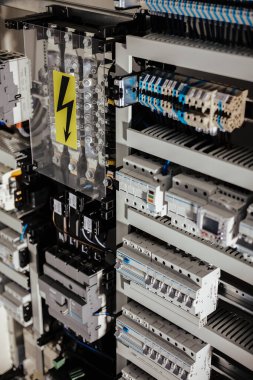 Uyarı işareti olan kabloların ve kabloların dikey çekimi.