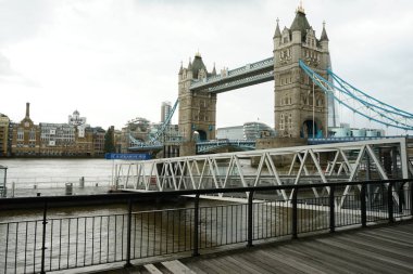 Londra Kule Köprüsü Londra, İngiltere 'de Thames Nehri' ni geçiyor.