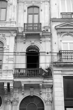 Bir konut binasının ön cephesinin dikey görüntüsü.