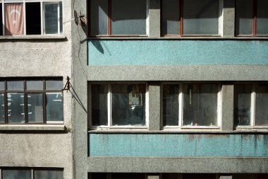 Gündüz vakti eski binaların dış yüzeyine yakın çekim.