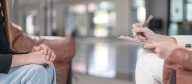 Psikologa danışan genç kadın..