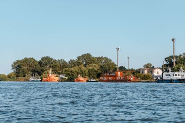 Sulina 'ya yanaşan birkaç gemi, arkasında bulutsuz bir gökyüzü olan Tuna Deltası.