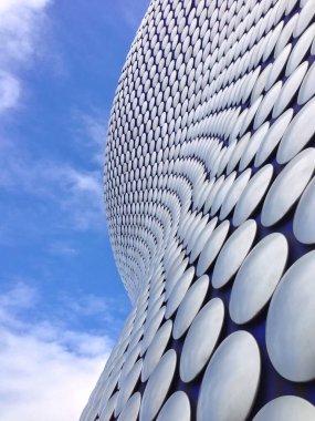 Birleşik Krallık 'taki modern Selfridges Birmingham mimari binasının dikey alçak açılı görüntüsü.