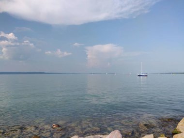 Macaristan 'da bulutlu bir gökyüzünün altında güzel bir Balaton Gölü manzarası.
