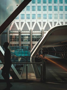 Londra 'daki Canary Wharf' taki Adams Plaza Köprüsü.