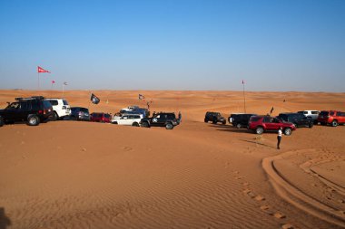 Al Madam çölünde BAE 'li yabancılarla bir off-road ve kum tepesi vuruşu.